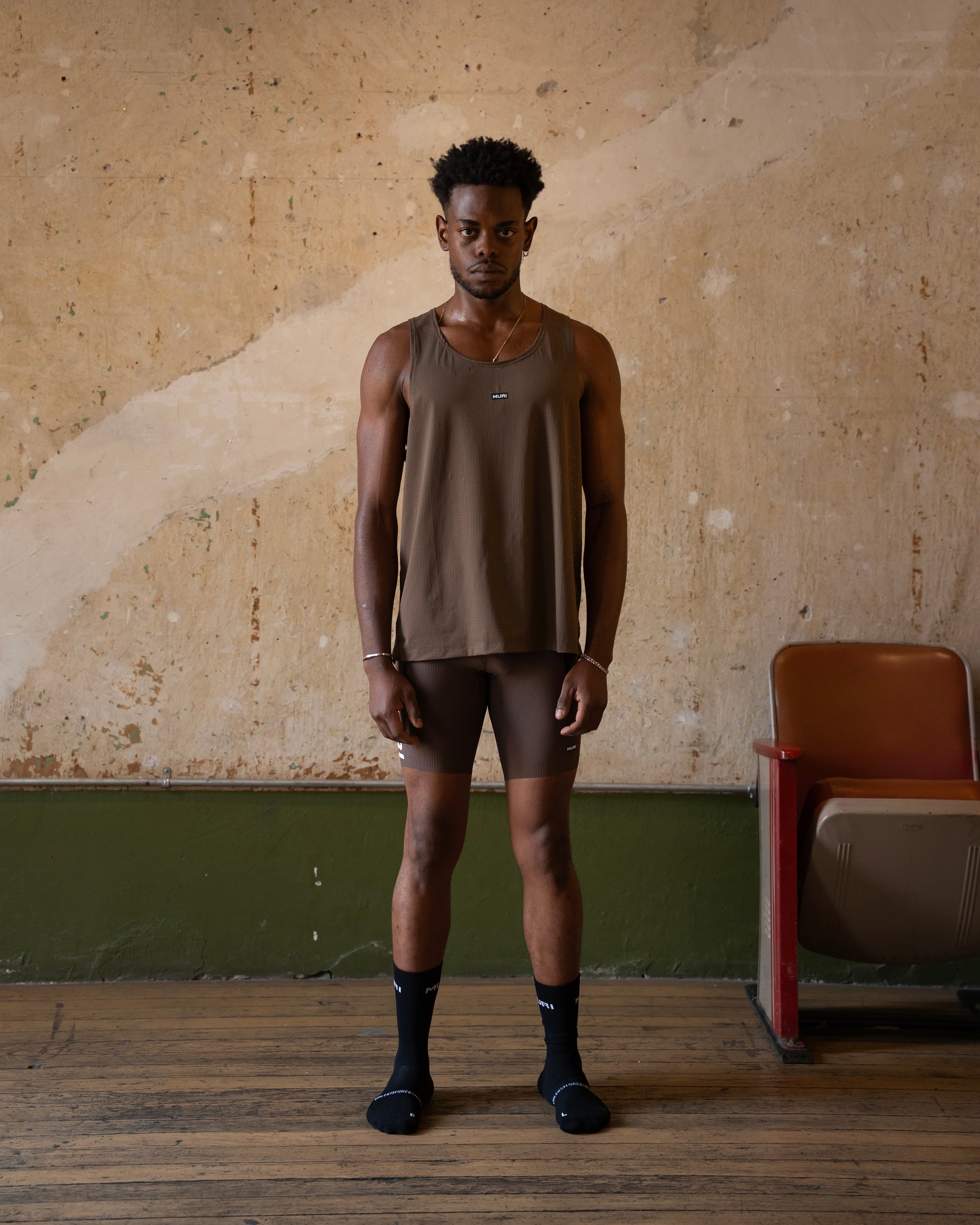 BROWN PERFORMANCE SINGLET