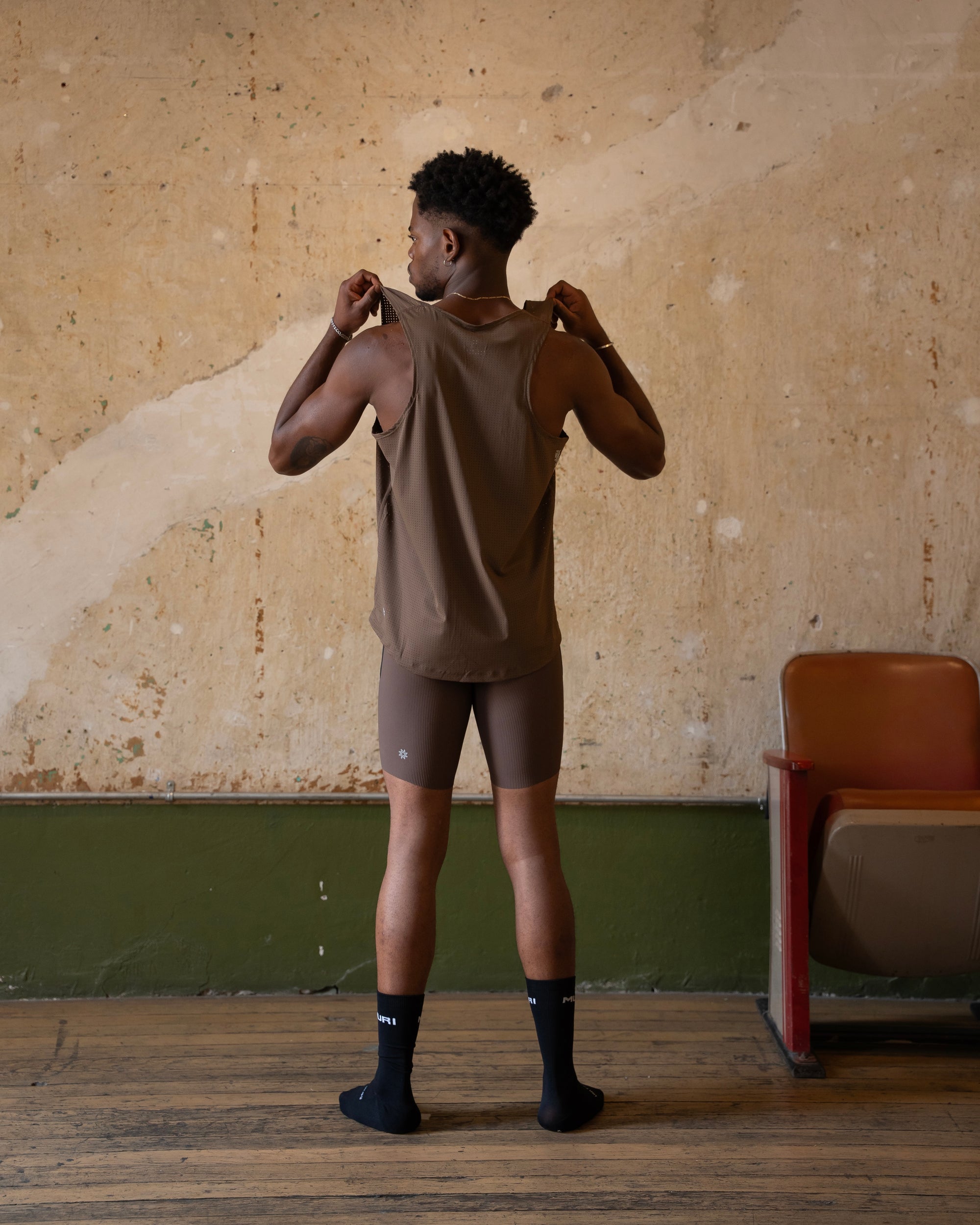 BROWN PERFORMANCE SINGLET